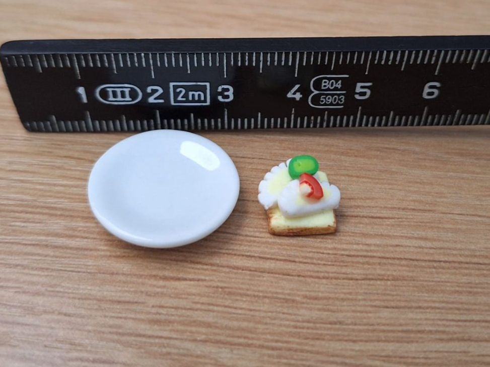 Case e mobili per bambole: Camembert Canape auf Keramik Teller, Handmade – Nuovo (secondo la descrizione) da Zürich venduto da HandmadeTinyFood 1
