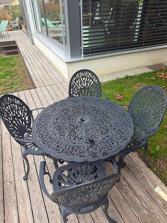 Set de table et chaises: Massive Gartengarnitur im nostalgischen Stil  – D'occasion à Murten par vogu 2