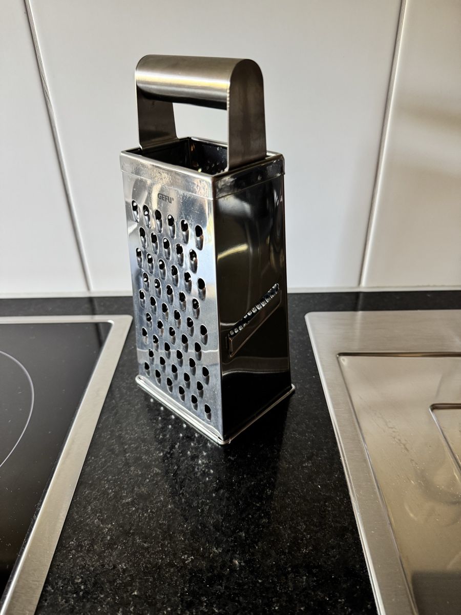 Appareils de cuisine: Raffel mit 4 Funktionen – D'occasion à Pfyn par ji1 1