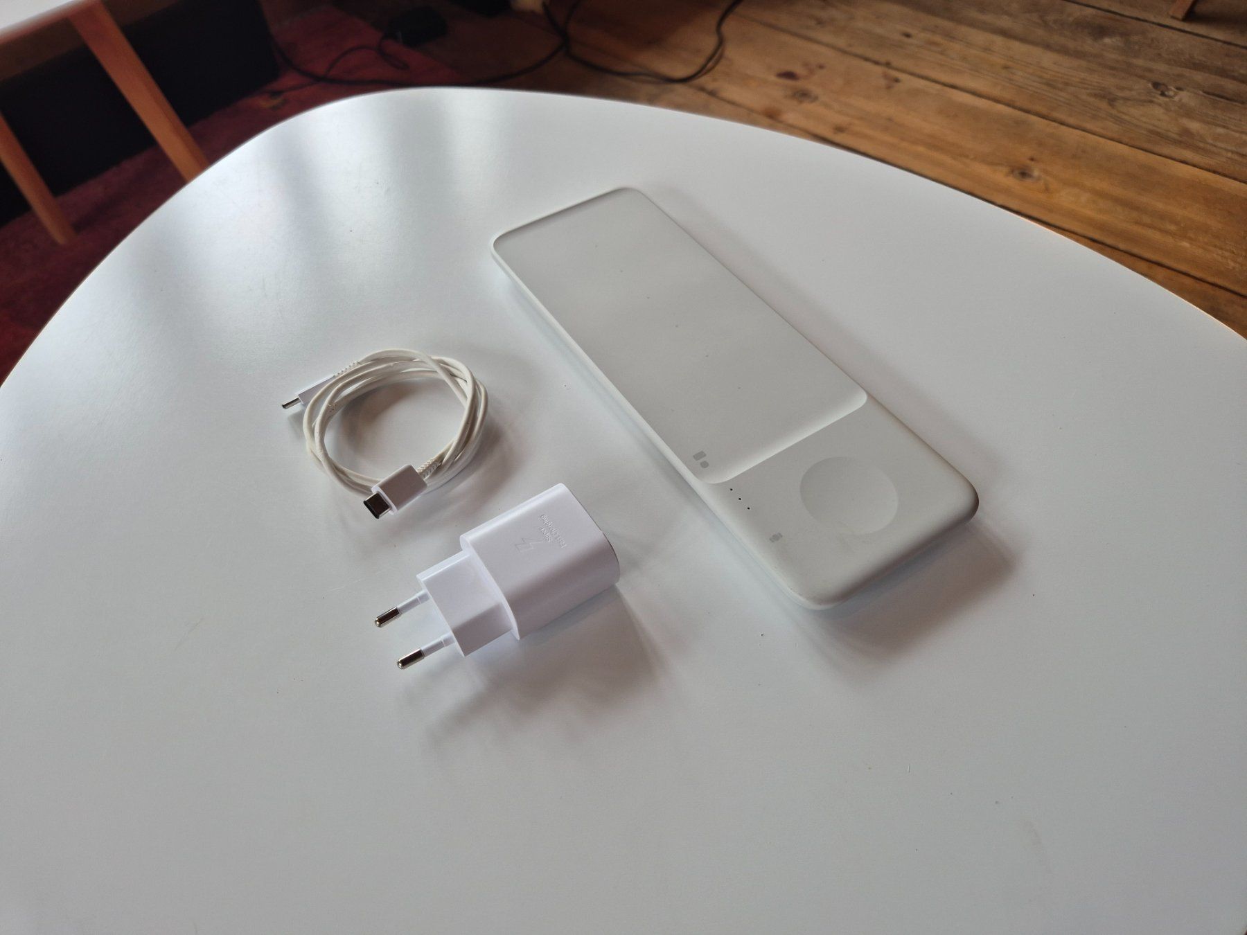 Samsung Caricabatterie: Samsung Wireless Charger Trio, Weiss – Usato da Hinwil venduto da gianna.fischer