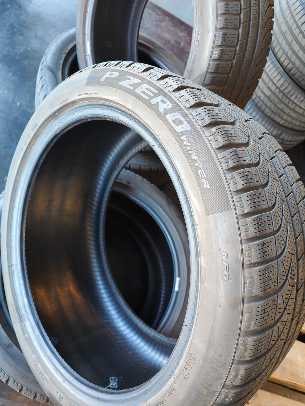 Pirelli Pneus & Kompletträder: Mercedes GLC Winterreifen – Gebraucht aus Oberengstringen von Reifen-Lagerverkauf 3