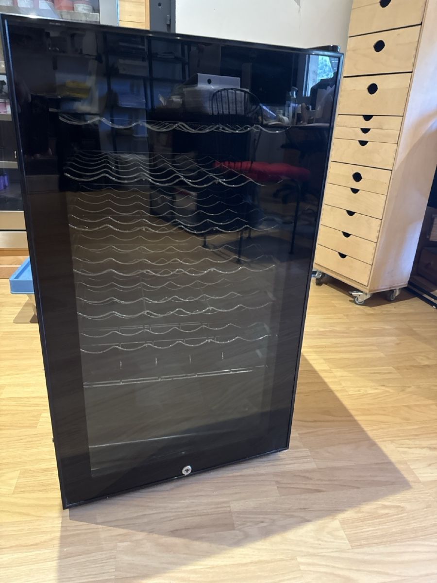 Frigoriferi: Spacious Wine Cooler for Perfect Storage - Great Condition – Nuovo (secondo la descrizione) da Neirivue venduto da naz_z28w 7