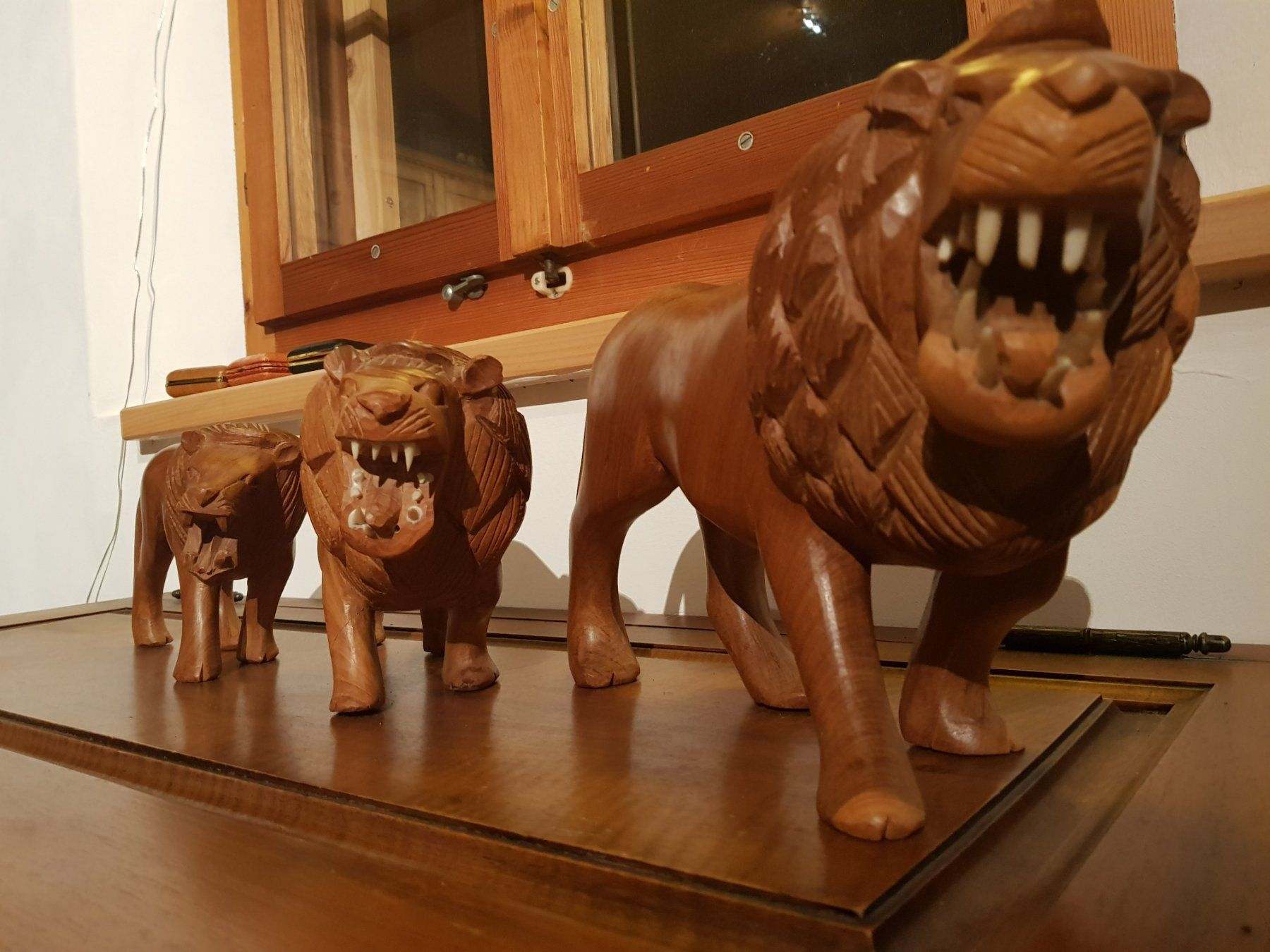Skulpturen & Statuen: Holz/Löwe geschnitzt drei Stück – Gebraucht aus Steg im Tösstal von LARO14 1