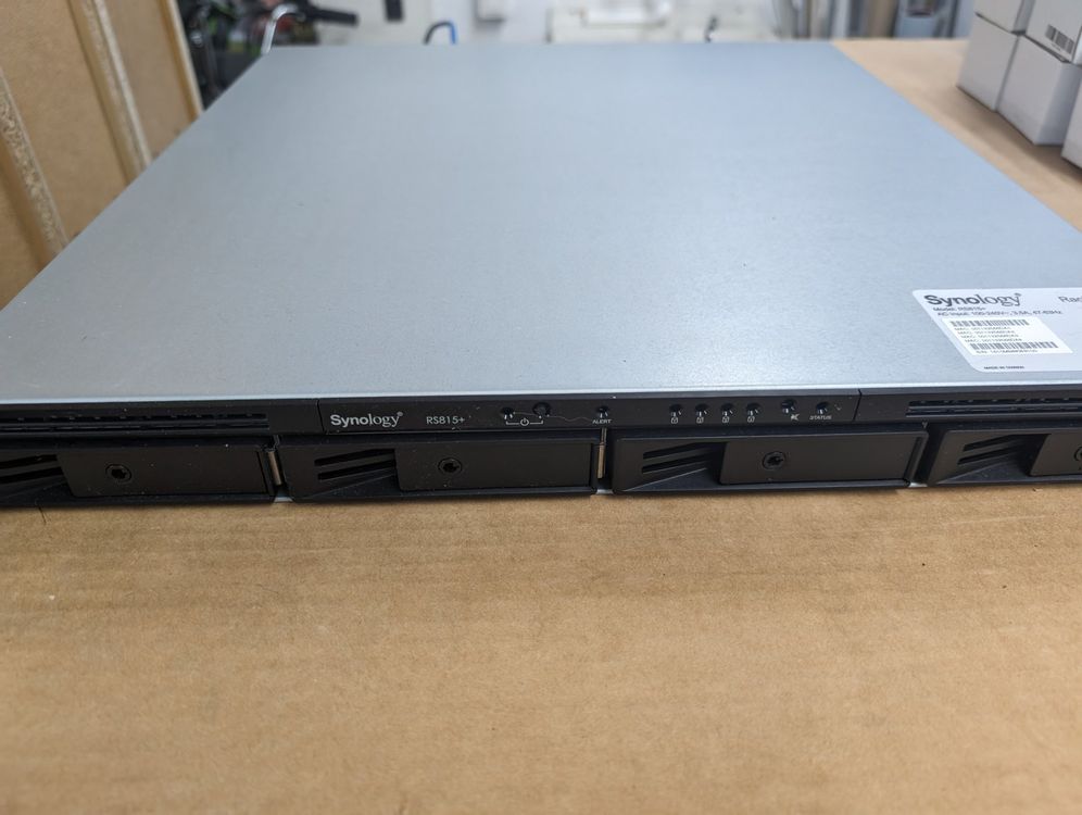 Synology RS815+ mit 4 Stk 2TB HDD und RackMontageschienen Kaufen auf