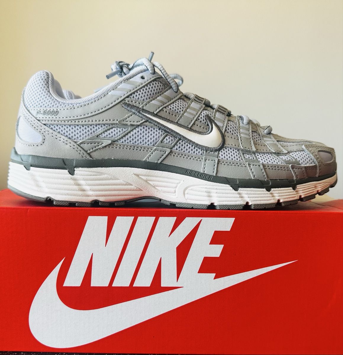 Nike Scarpe da uomo: Nike P-6000 White/Cool Grey – Nuovo e nell'imballaggio originale da Biel/Bienne venduto da Akwawini