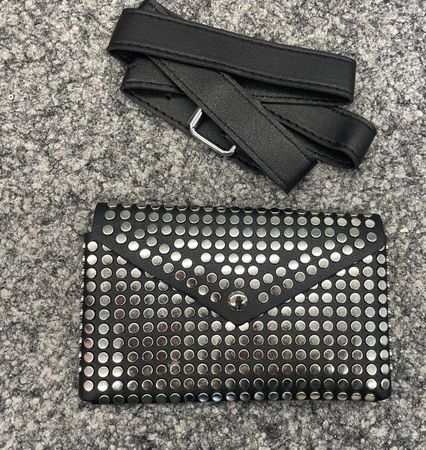 Bauchtasche Nieten und Riemen Schwarz Grösse ca 19x12cm