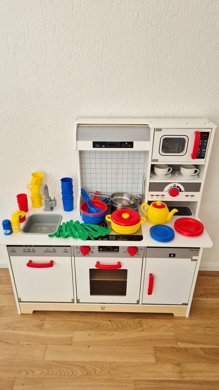 Hape Giocattoli: Spielküche HAPE + Geschirr-Set – Usato da Pfäffikon SZ venduto da iry_b6ns