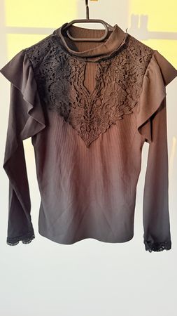 Langarmshirt mit Spitze und Rüschen Grösse S einmal getragen