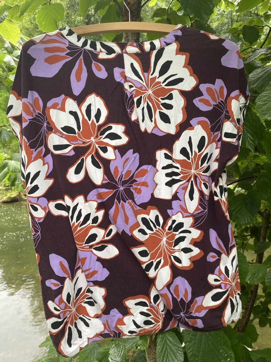 T-shirt: Blumiges Shirt – Usato da Scuol venduto da frosch85 1