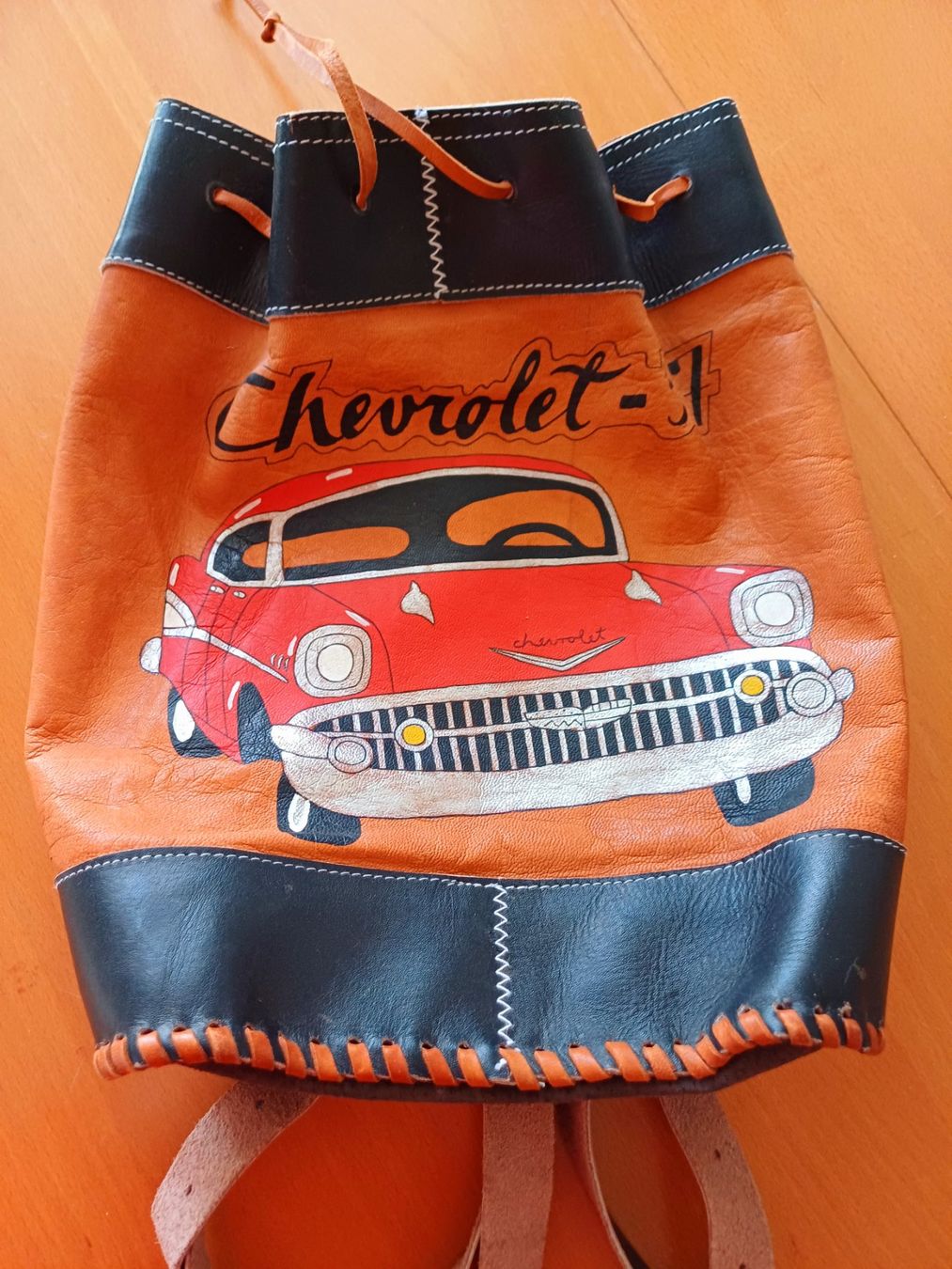 Rucksäcke: Chevrolet Lederrucksack, Oldtimer-Motiv, Handarbeit – Neu (gemäss Beschreibung) aus Kloten von Juanita3