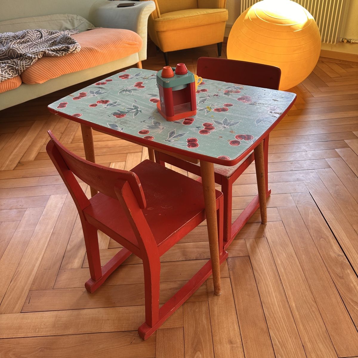 Set di tavolo e panche: Kindertisch mit 2 Stühlen – Usato da Bern venduto da pepyC 2