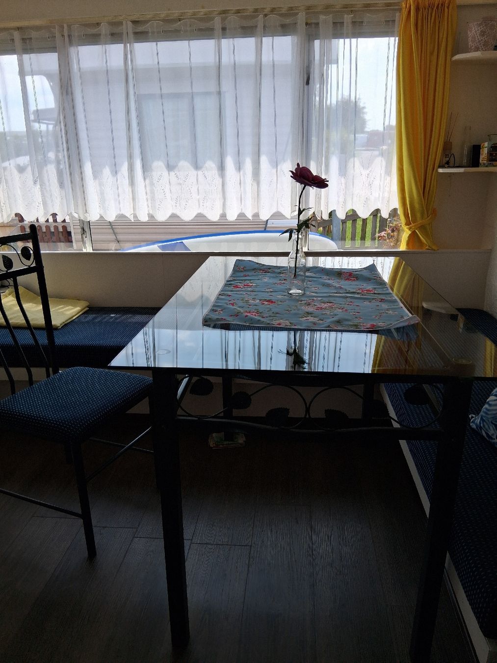 Conforama Set di tavolo e panche: Glastisch mit 4 passenden Stühlen – Usato da Schaffhausen venduto da Cianaina8 2