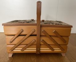 Omas altes Holznähkästchen mit Inhalt 