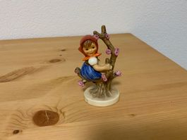 Hummel Goebel Figur, Mädchen auf Baum, Vintage Frühling!