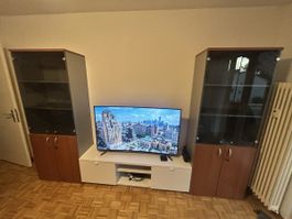 2 hochwertige Holz-/Glasvitrinen