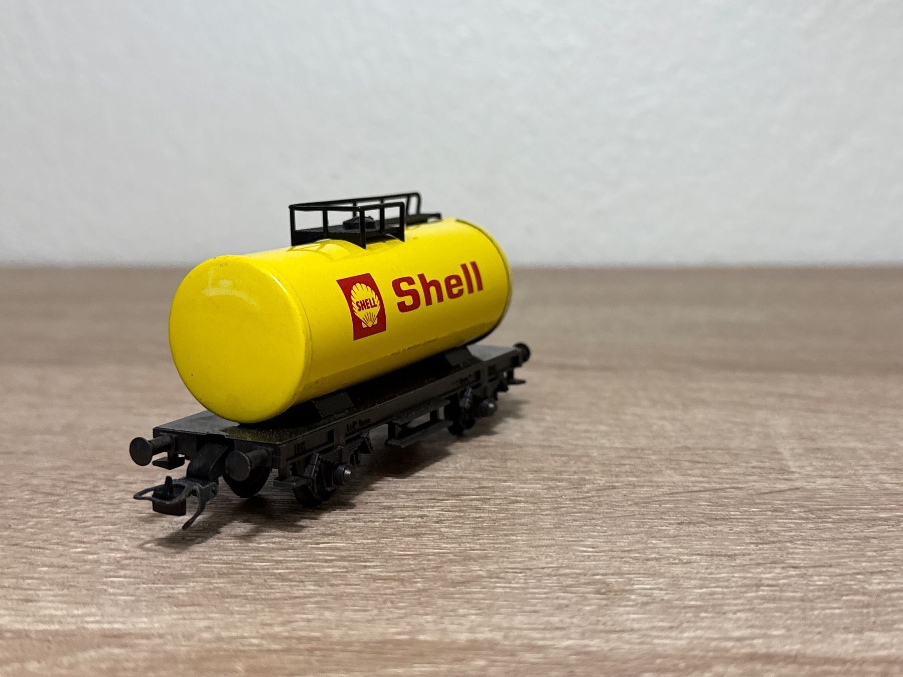 Fleischmann Modellini di ferrovie: Fleischmann Kesselwagen SHELL H0 (21) – Usato da St-Aubin-Sauges venduto da Lo_Go 2