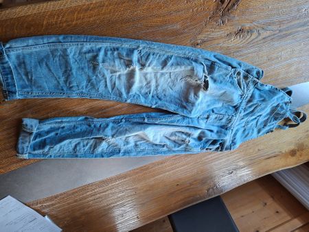 Jeans-Latzhose im Used-Look, ideal für den Sommer!