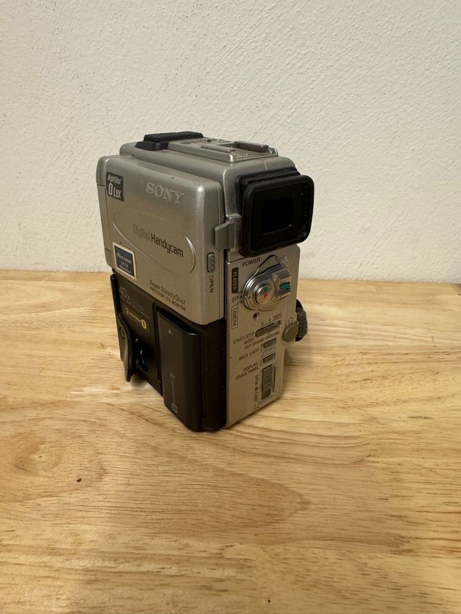 Sony Videocamere: Camcorder Sony DCR-PC2E gebraucht mit Ladekabel – Usato da Spreitenbach venduto da d.palazzo 1