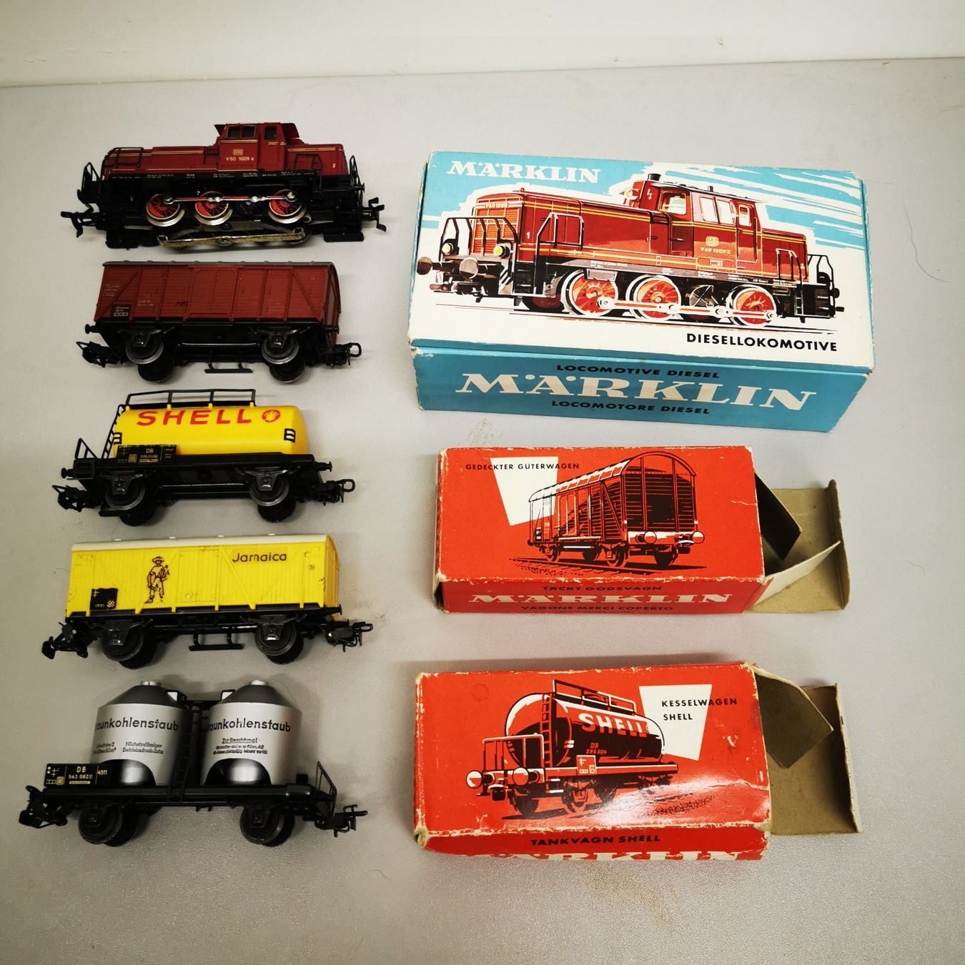 Märklin Modelleisenbahnen: Märklin Diesellok mit 4 Güterwagen – Gebraucht aus Waltenschwil von Nitsud
