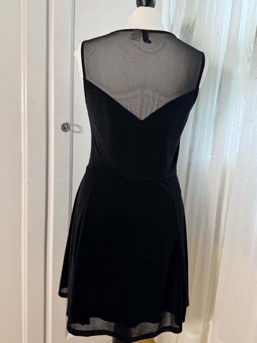 H&M Vestiti: Schwarzes Kleid mit Tülleinsatz Gr. M – Usato da Wetzikon ZH venduto da el-lustigo2 4