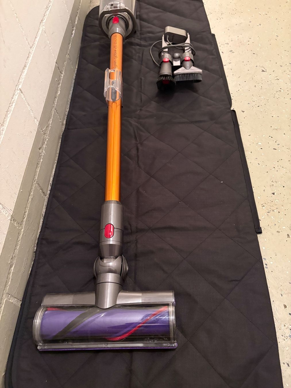 Dyson Aspirapolveri & Accessori: Dyson V10  Handstaubsauger mit Zubehör – Usato da Lausen venduto da sen_jm7c 4