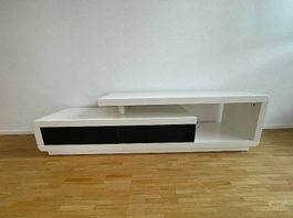 Elegantes TV-Möbel im zeitlosen Design