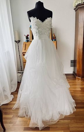 SUMMER SALE! Modernes Brautkleid romantisch mit 3D Blüten