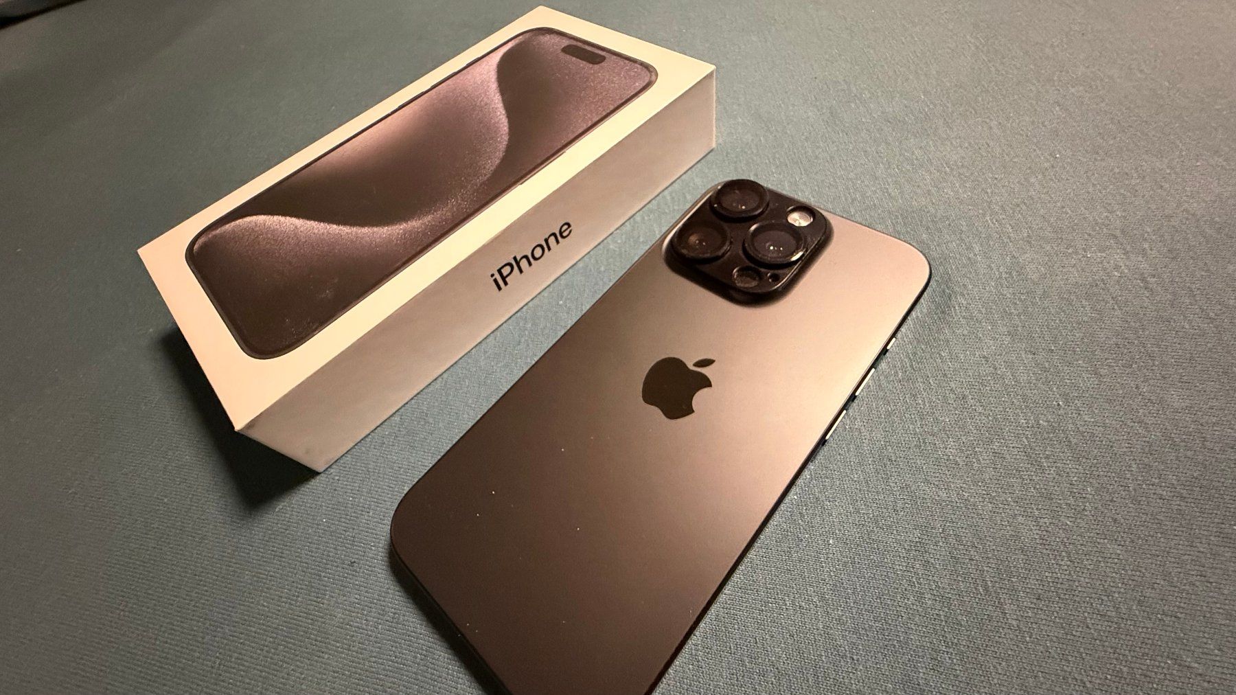 Apple Portables: iPhone 15 Pro,128 GB,Black Titanium – D'occasion à Obergerlafingen par Moorfrosch 2