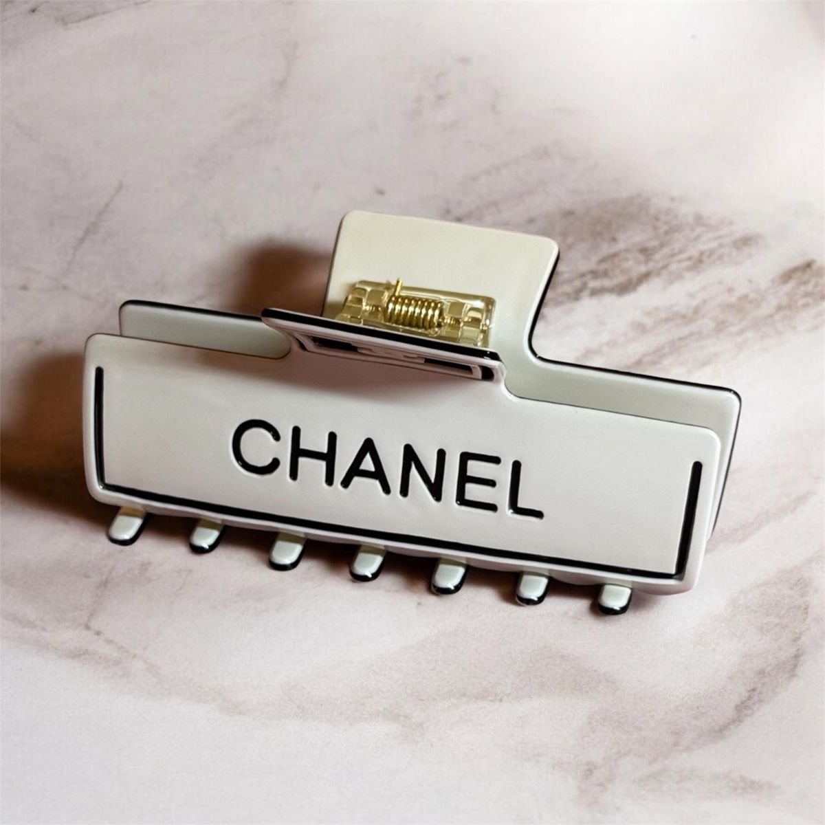 Chanel Haarschmuck: Pince à cheveux – Neu und originalverpackt aus Châtel-St-Denis von Montclair_Swiss 1