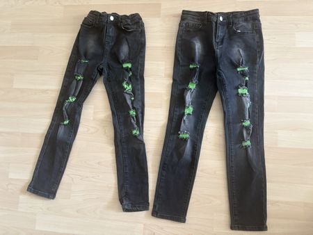 Jeans, 140,  schwarz mit grünen Details, wie neu