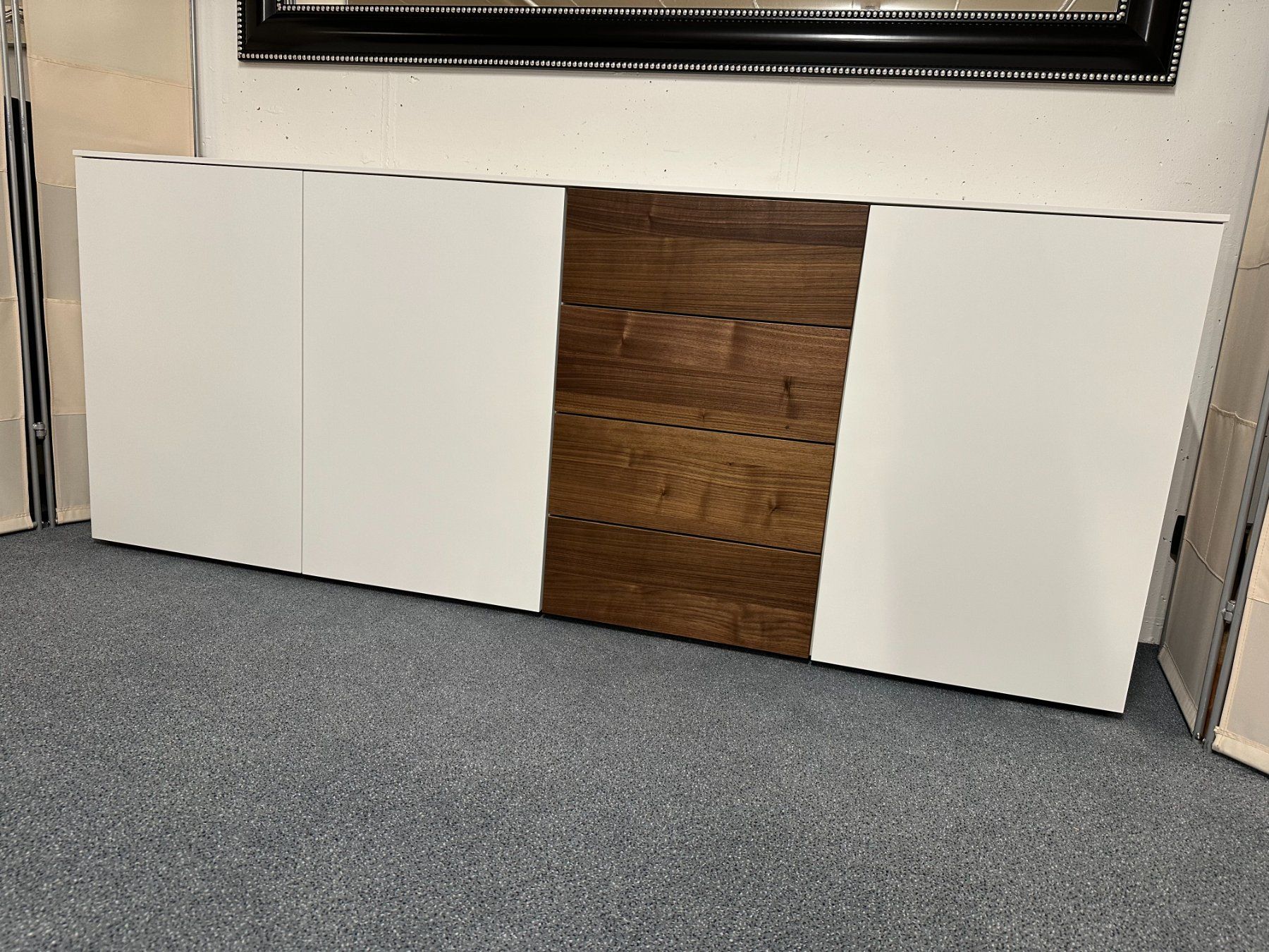 Cassettiere: Sideboard GARDA Lack weiss Nussbaum 200 x 79 cm – Nuovo (secondo la descrizione) da Unterentfelden venduto da moebelrufli 1