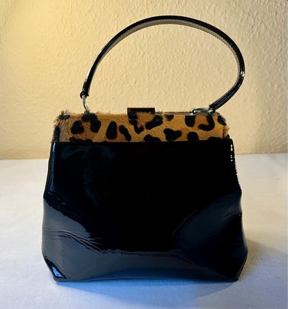 Sac main rétro chic Vinyle noir verni effet poulain léopard