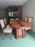Schöne Bar mit Esstisch, Stühlen &2 Hockern