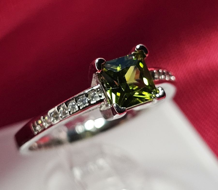 Anelli: Klassischer Ring mit Peridot, 925 versilbert, Gr. 8 – Nuovo (secondo la descrizione) da Grenchen venduto da maretop