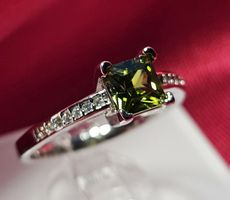 Klassischer Ring mit Peridot, 925 versilbert, Gr. 7