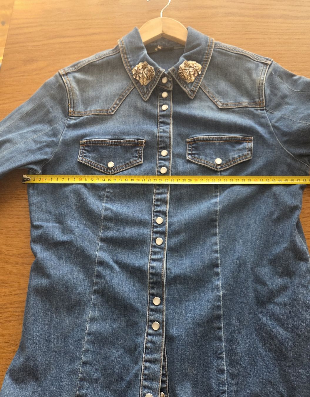 Twinset Camicette: Wunderschöne Jeans-Bluse von Twinset Actitude mit Perlen – Nuovo (secondo la descrizione) da Scherzingen venduto da tan_l9n2 7
