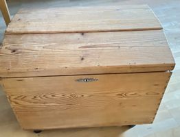 Holztruhe massiv mit Deckel und Rollen gebrauchter Zustand