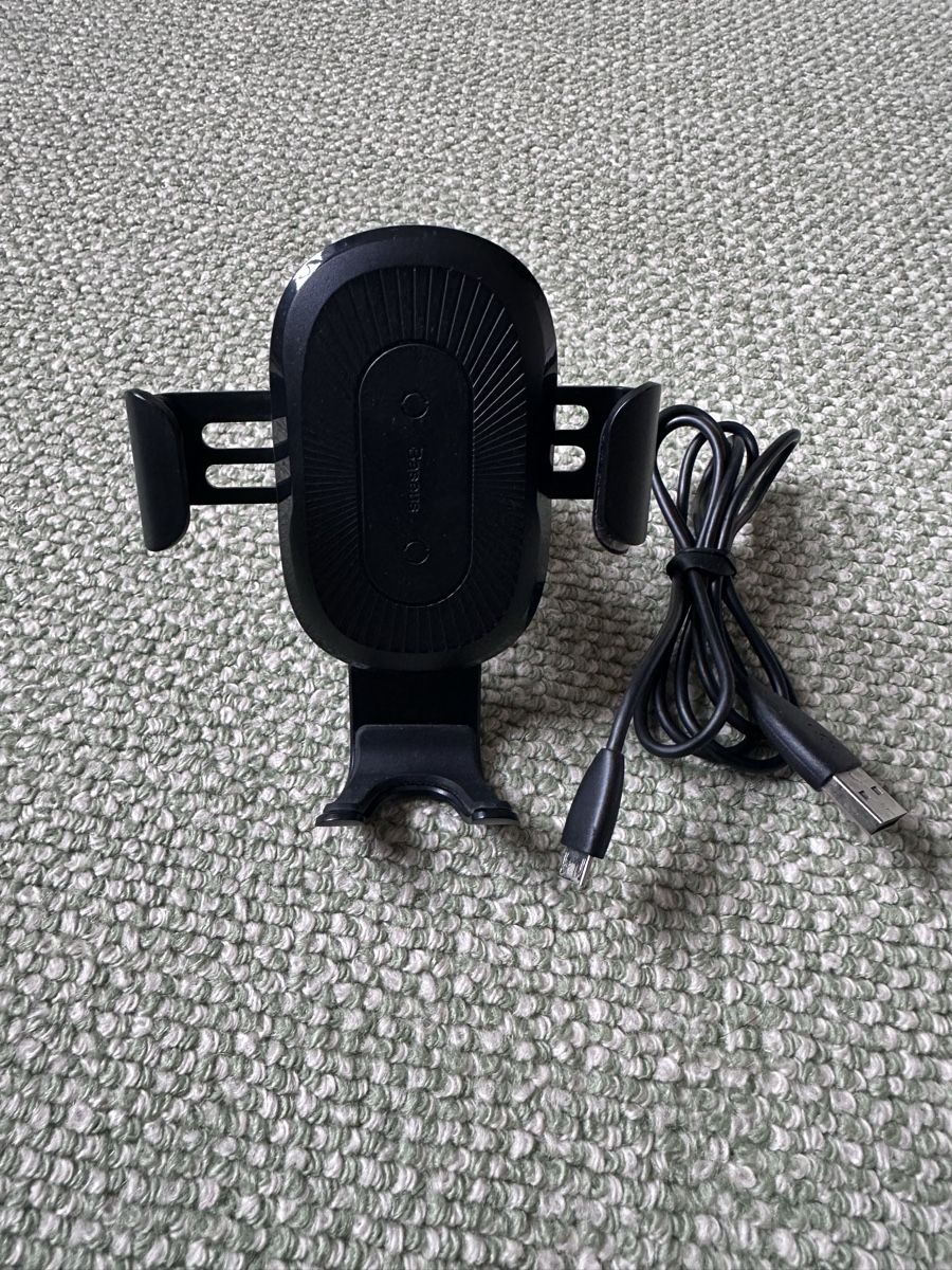 Baseus Batterie-Ladegeräte: Baseus car phone holder with USB cable – Gebraucht aus Bex von roopa.gorla