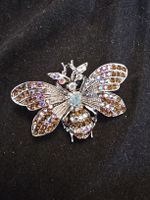 Broche style Gucci en métal argenté et brillants swarovski. 