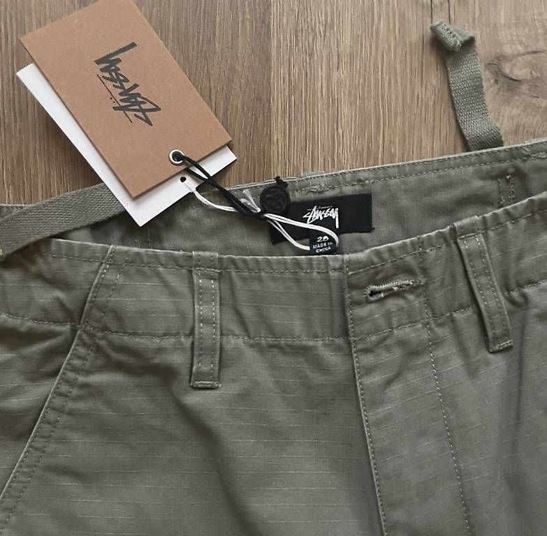 Pantaloni: Stüssy Khaki Surplus Cargo Pants – Nuovo e nell'imballaggio originale da Burg AG venduto da kam.uen