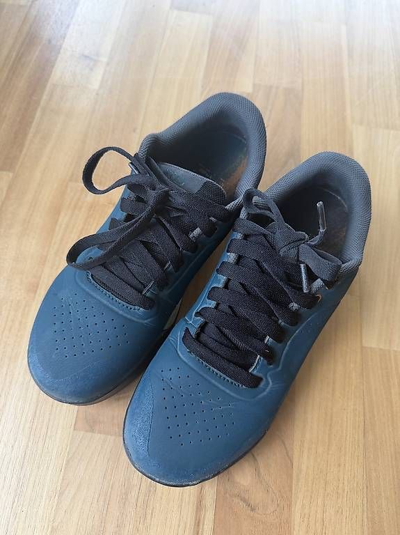 Scarpe da donna: Giro Latch Flatpedal Bikeschuhe, Grösse 42, Damen – Usato da Adliswil venduto da Bo33bel