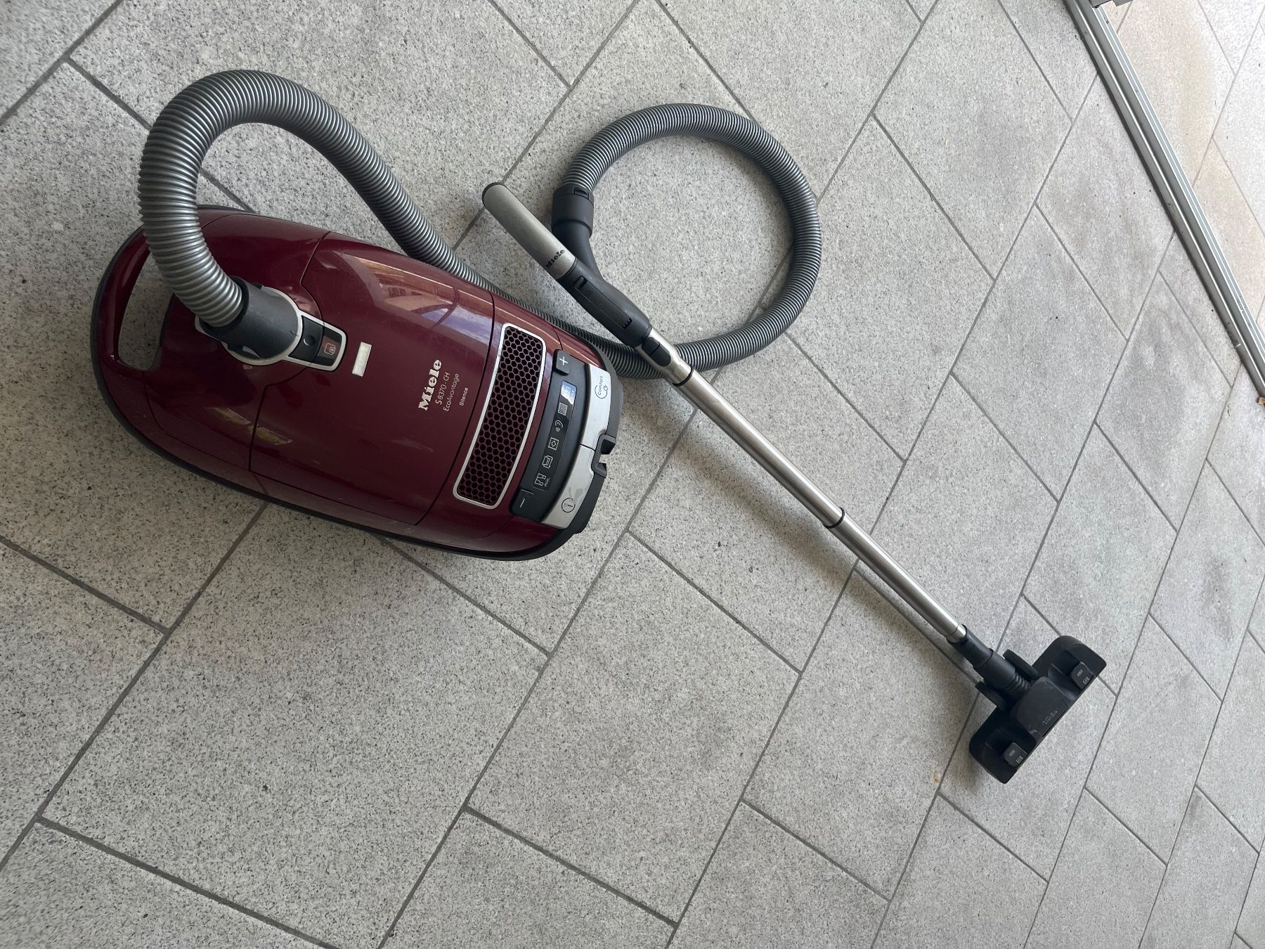 Miele Aspirateurs & Accessoires: Miele Staubsauger S8370 – D'occasion à Hinteregg par Monsky 1