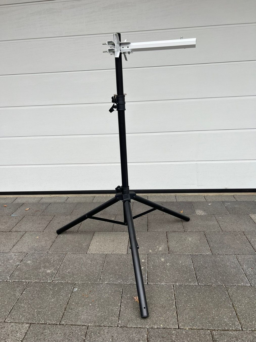 Parabola satellitare: Wohnwagen Satellit mit Halterung + Stativ inkl. Satmessgerät – Usato da Gunzwil venduto da Ozzie68 3