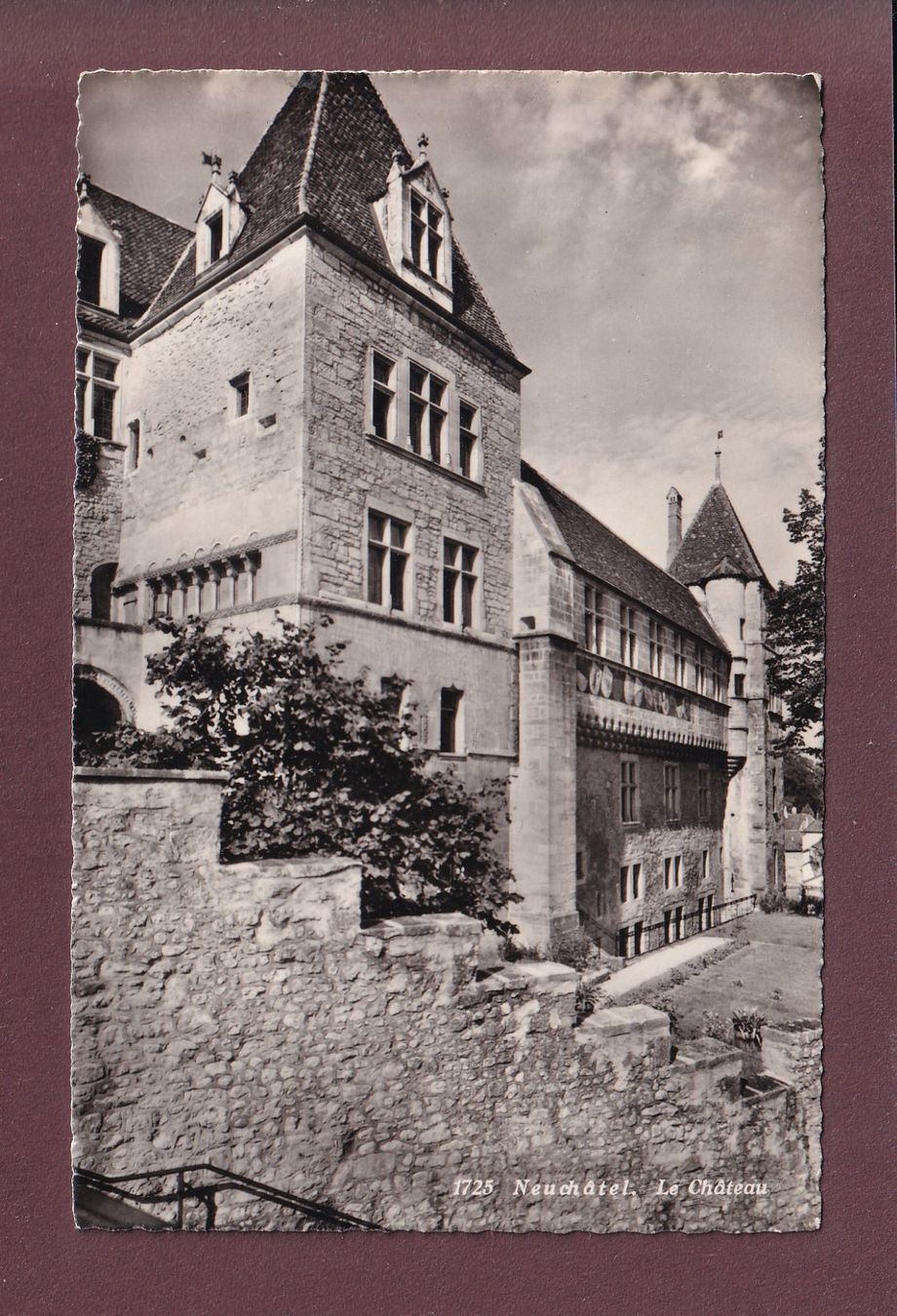 Cartoline postali: NEUCHÂTEL - Le Château – Usato da Pully venduto da nicecards