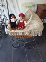 Alter Puppenwagen mit Puppen