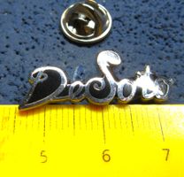 DESOTO US-CAR VINTAGE AUTO LOGO PIN GEPRÄGT SILBRIG OLDTIMER