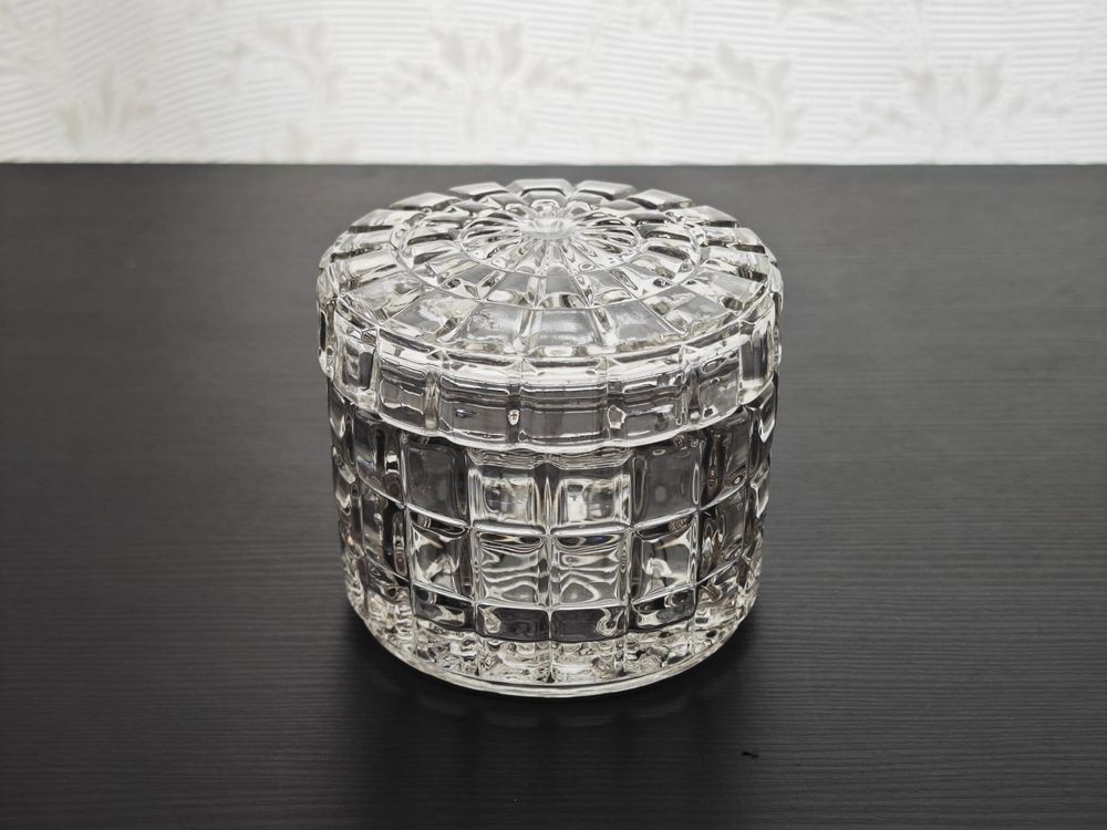 Bonbonnière ou coupe sur pied en verre pressé – décor d'oiseaux en relief – couvercle avec oiseau satiné - Arts de la table