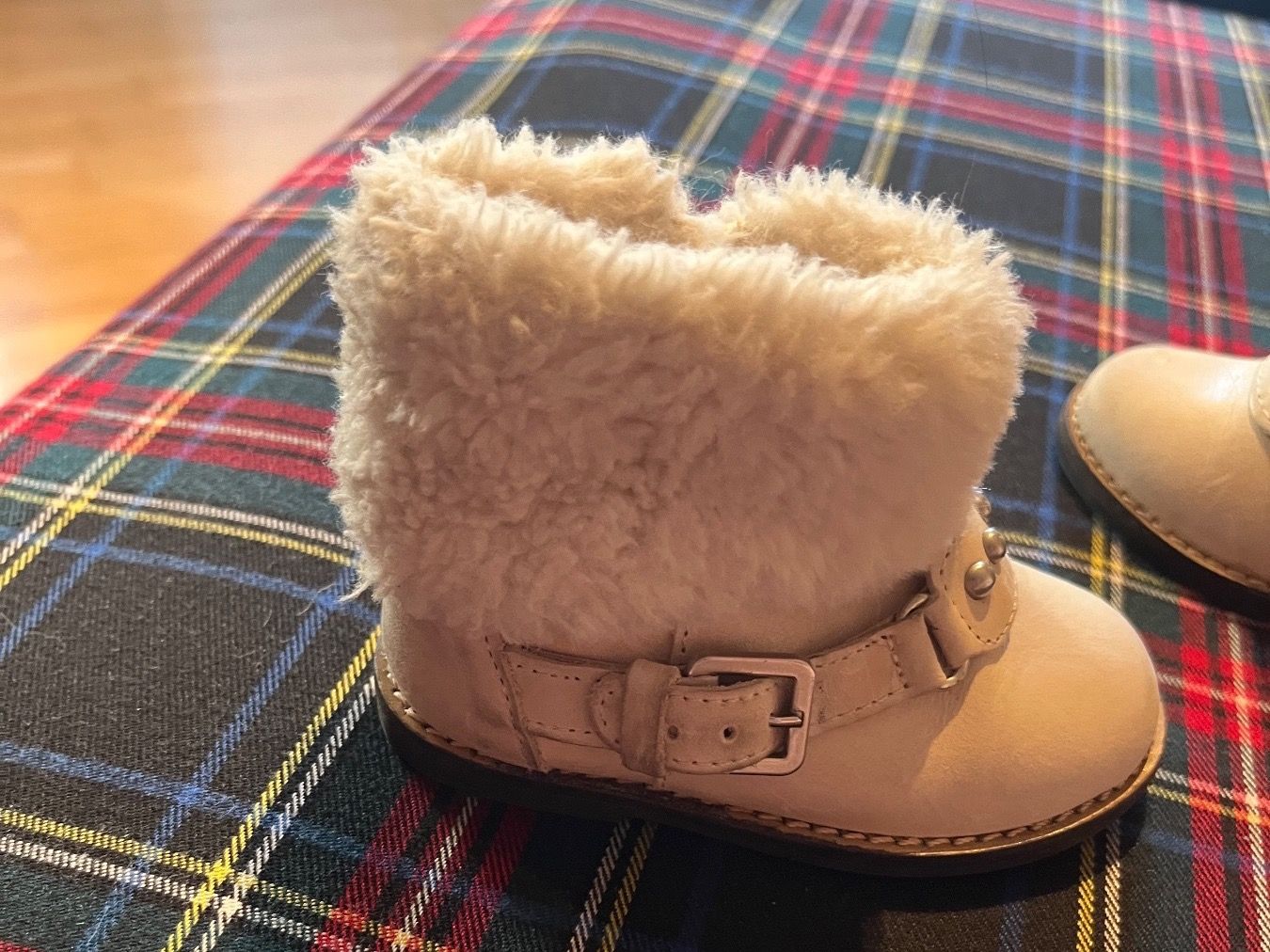Zara Scarpe per ragazzi: cremefarbene Kinderstiefel, Zara, Größe 18 – Usato da Brugg AG venduto da deb_57xk 2