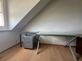 Bureau, table d’appoint et meuble à tiroirs