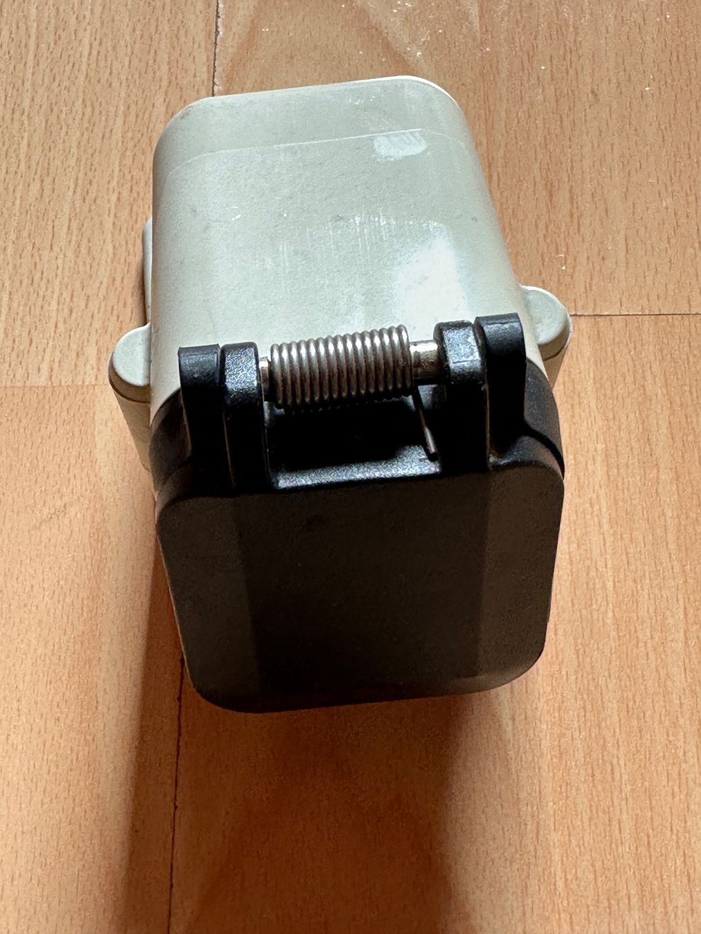 Spine: J15/4Polig Stromdose -Wanddose-Steckdose – Usato da Huttwil venduto da Bolpa 1